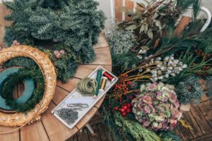 Verschiedene Naturmaterialien und Bastelzubehör für das Basteln eines Adventskranzes