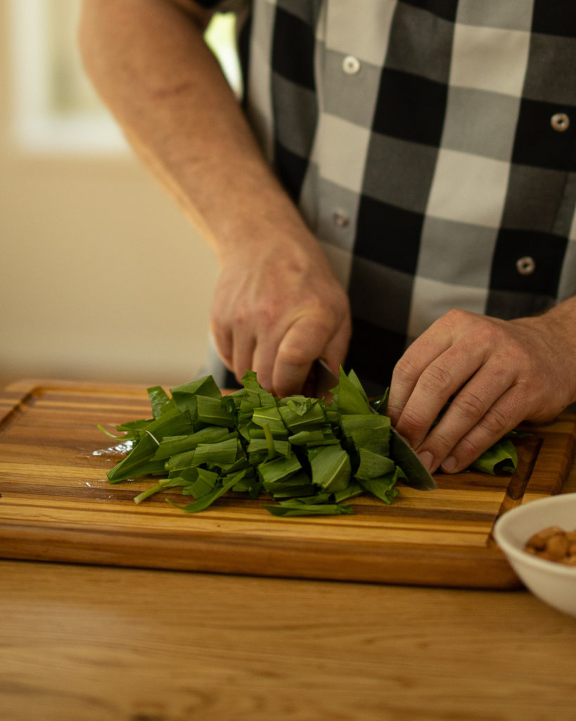 Bärlauch hacken für Pesto