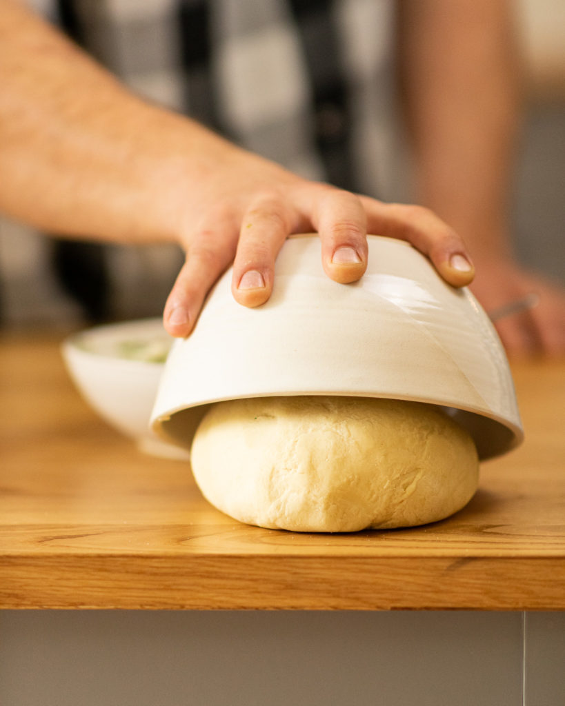 Nudelteig mit Schüssel bedecken und Ruhen lasssen