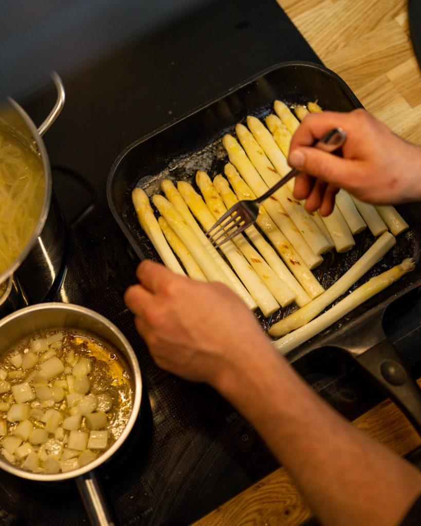 spargel in der pfanne in butter braten