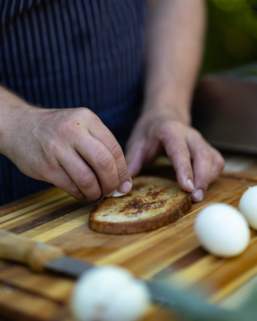 Brot mit Knoblauch einreiben