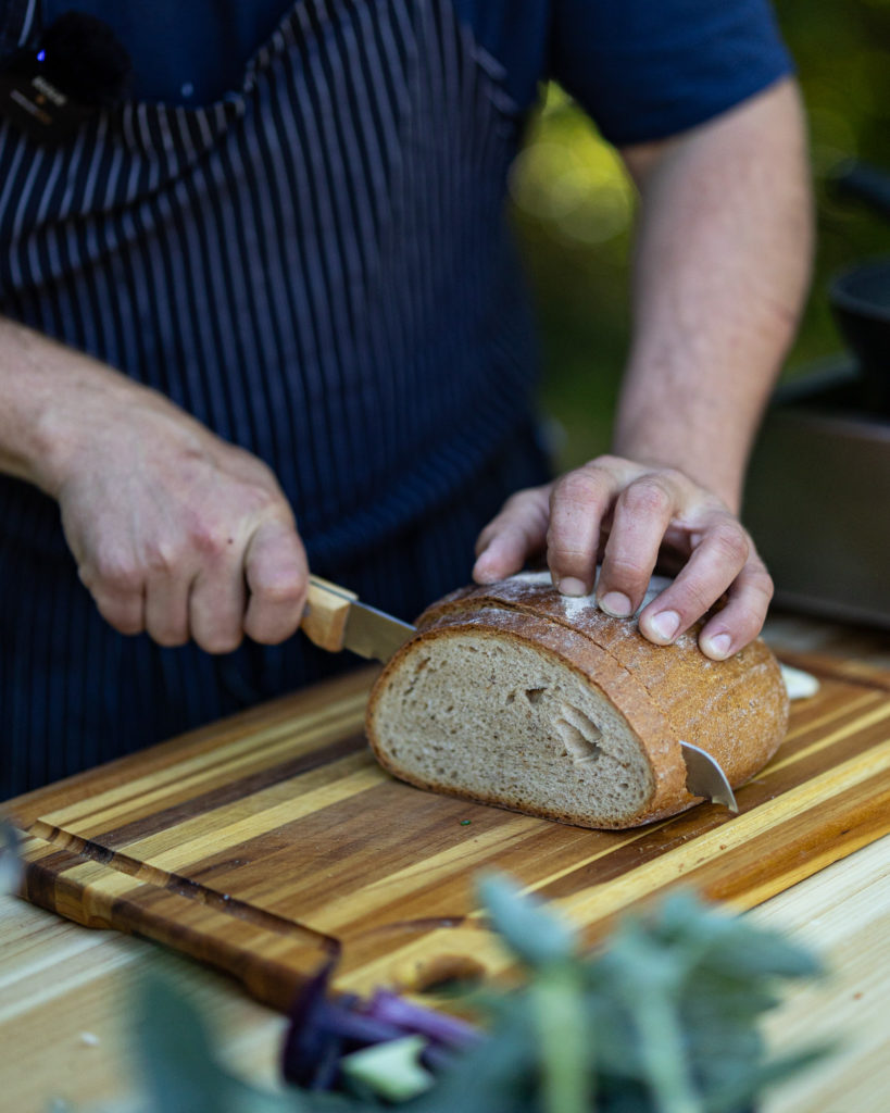 Brot mit dem Brotmesser schneiden