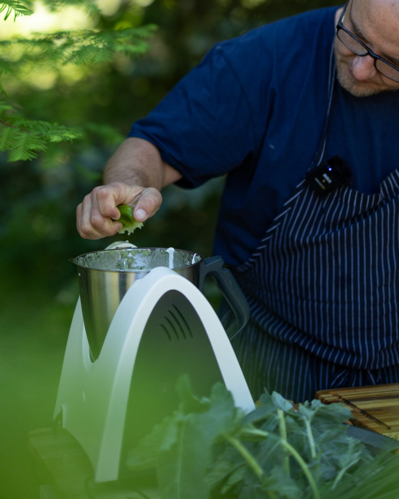 Kalte Gemüsesuppe mit Limette abschmecken