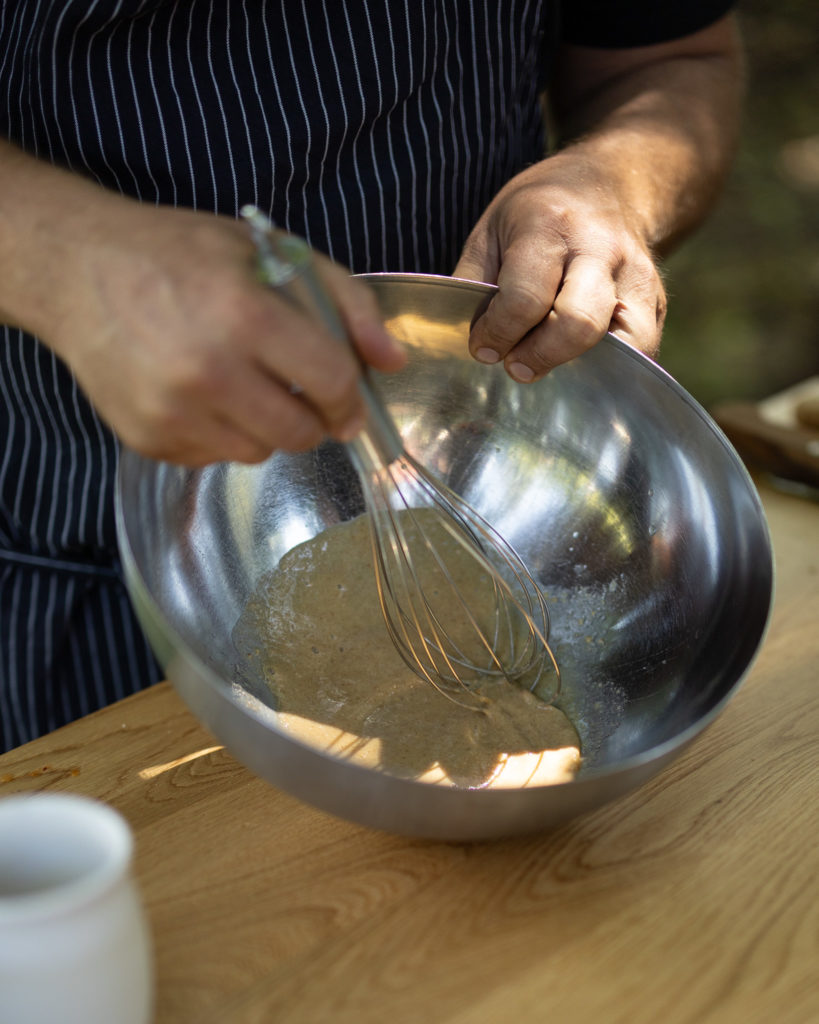 Marinade mit Schneebesen glatt rühren