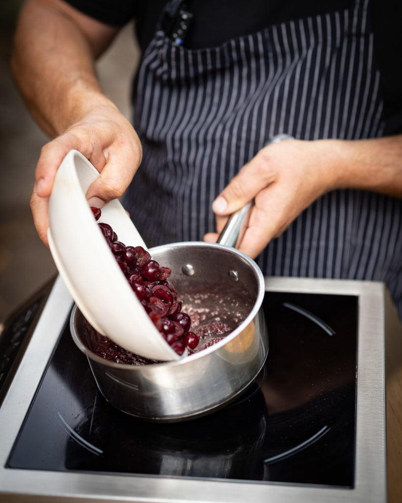 Rotwein mit den Kirschen vermengen