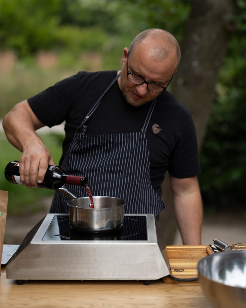 Rotwein zum Reduzieren aufkochen