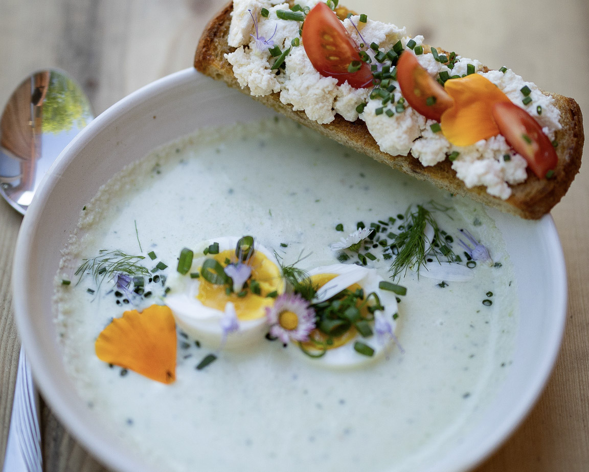 Kalte Kohlrabisuppe mit Ricotta-Tomaten-Bruschetta