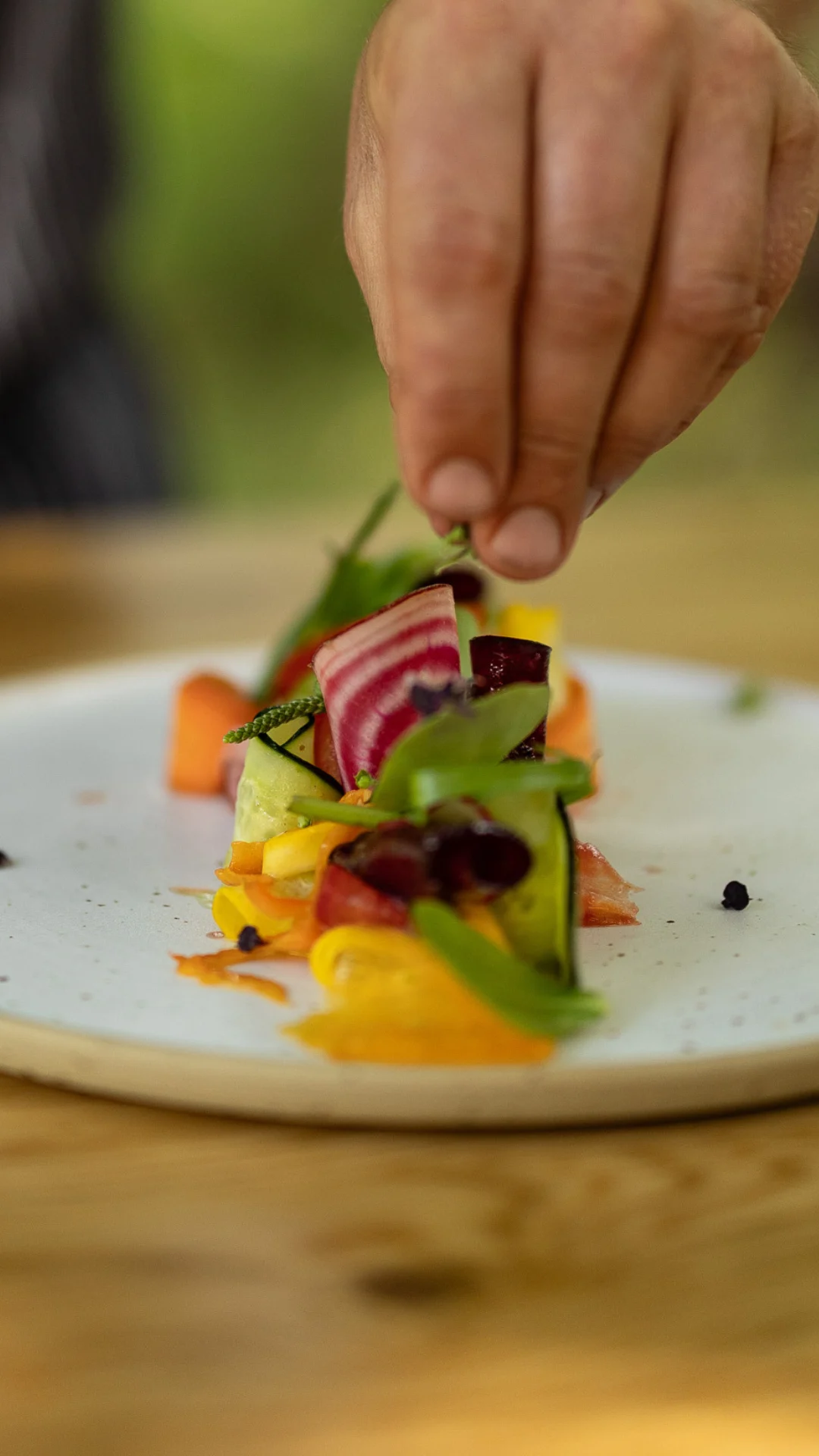 Bunter Sommersalat mit Gemüse und Senf-Dressing