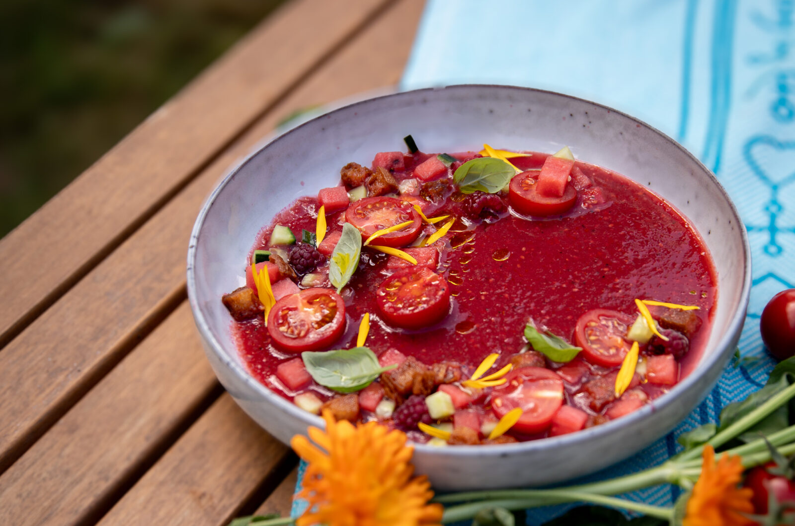Kalte Sommersuppe: Gazpacho mit Tomaten, Melone und Himbeeren