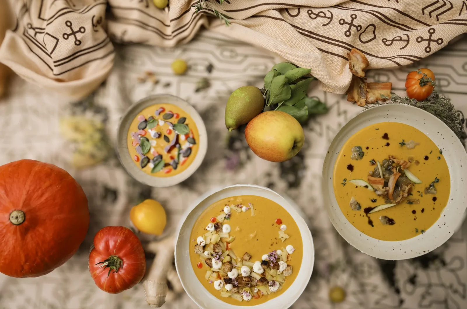 Vegane Kürbissuppe mit köstlichen Toppings