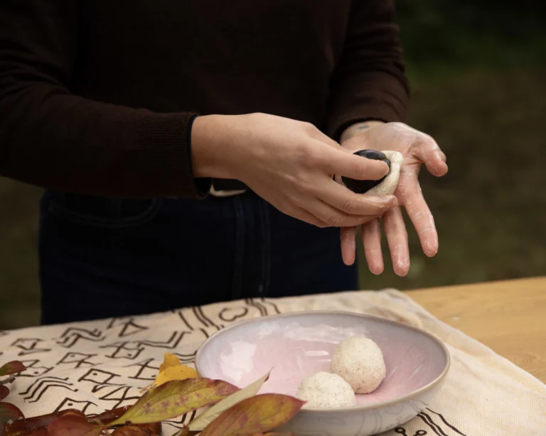 Zwetschgenknödel mit Quark plus Saucenempfehlungen Zwetschgenknoedel Rezept Knoedel befuellen mit zwetschge