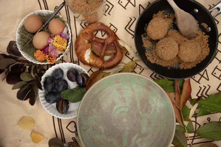 Zwetschgenknödel mit Quark plus Saucenempfehlungen Zwetschgenknoedel Rezept Zutaten Tisch Draufsich