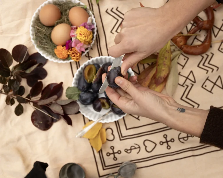 Zwetschgenknödel mit Quark plus Saucenempfehlungen Zwetschgenknoedel Rezept zwetschge schneiden