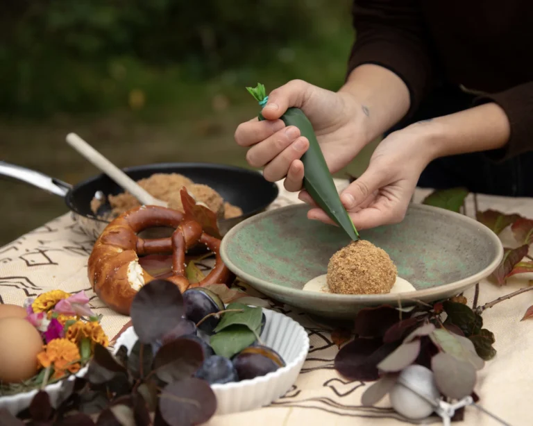 Zwetschgenknödel mit Quark plus Saucenempfehlungen zwetschgenknoedel rezept anrichten zwetschgenmus