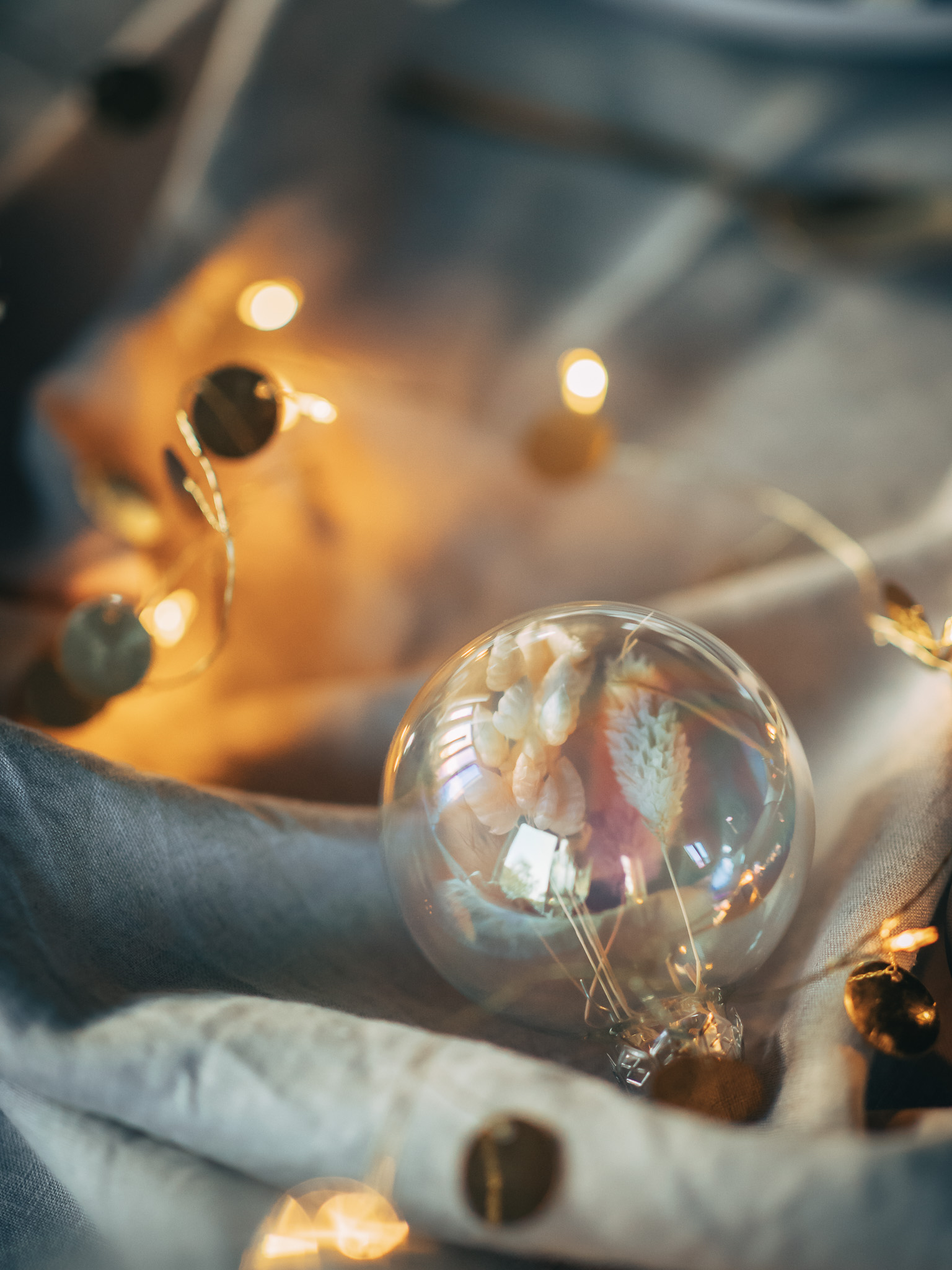 Weihnachtskugel mit Trockenblumen