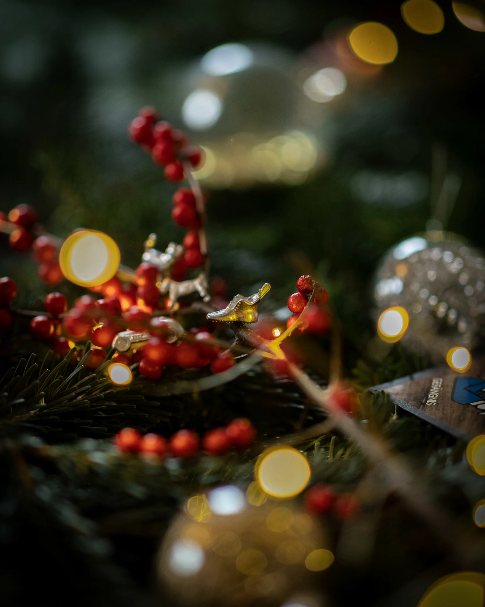 Schuhfigur im Weihnachtsdekor