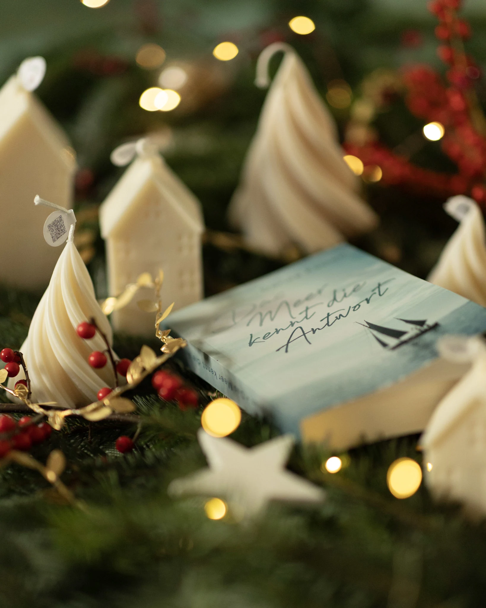 online adventskalender türchen 5 buch und kerzen