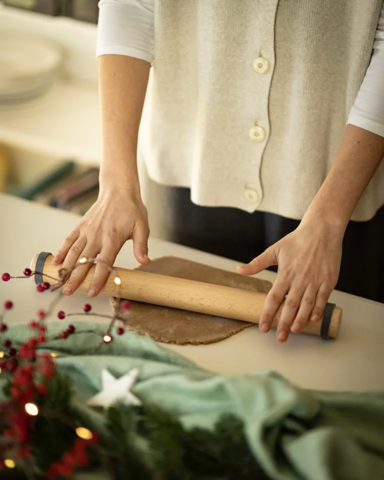 Pfefferkuchenhaus Bausatz für dein Weihnachts-DIY Teig in eine 3 cm starke Platte ausrollen