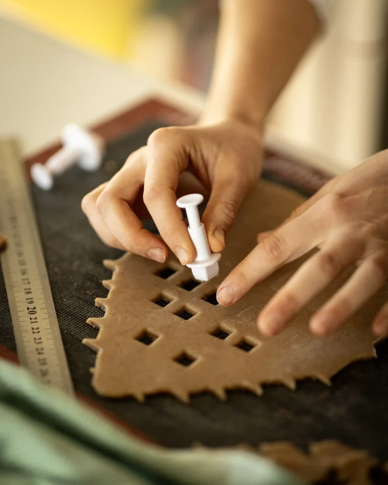 Pfefferkuchenhaus Bausatz für dein Weihnachts-DIY Teig ausstechen