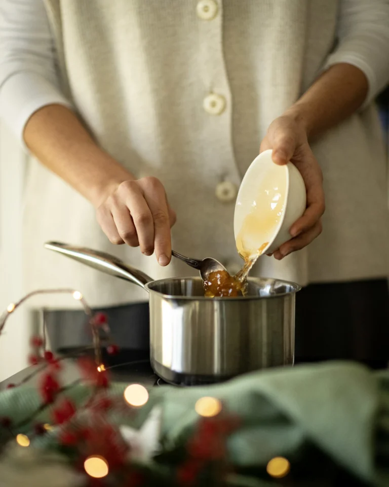 Pfefferkuchenhaus Bausatz für dein Weihnachts-DIY pfefferkuchenteig honig für den Teig im Topf