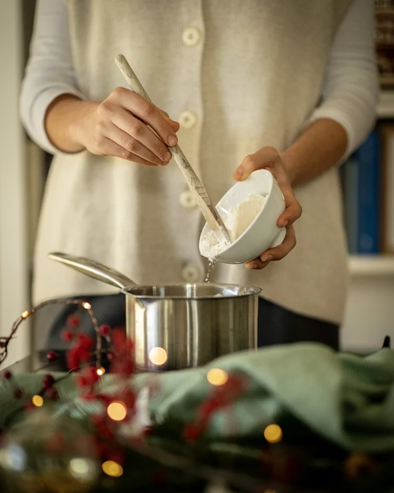 Pfefferkuchenhaus Bausatz für dein Weihnachts-DIY Mehl zu den warmen Zutaten in den Topf geben