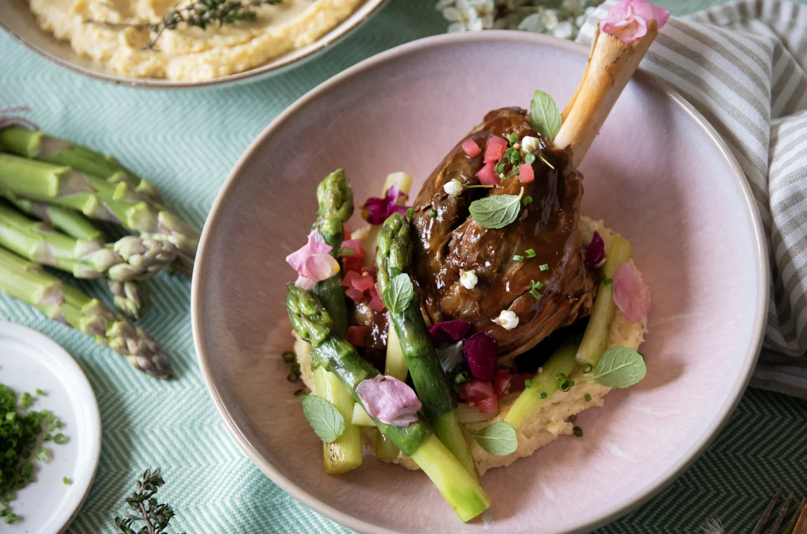 Geschmorte Lammhaxe mit grünem Spargel und Thymianpolenta