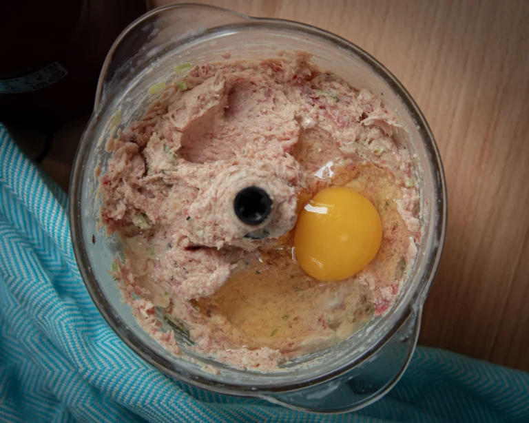 Köttbullar Farce mit ei mixen