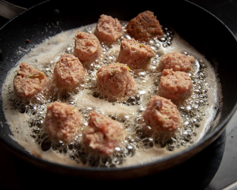 Rohe Köttbullar in der Pfanne