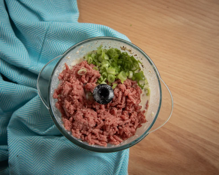 Köttbullarmasse mit dem Küchengerät mixen