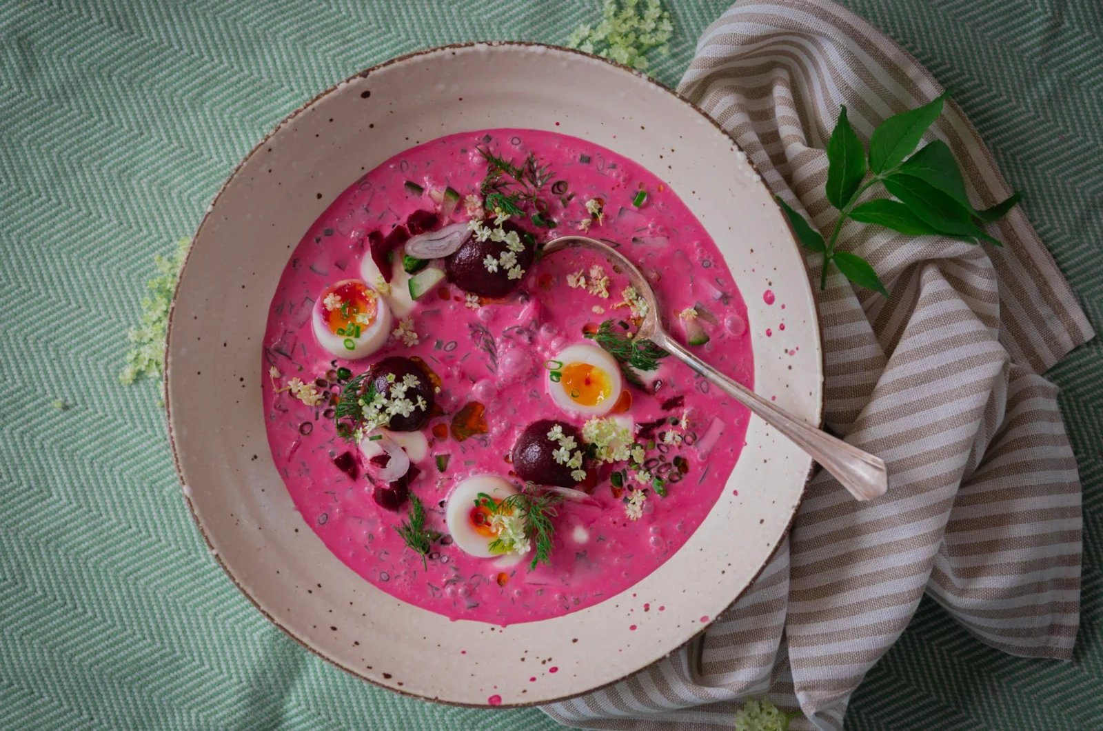 Rosarote Borschtsch mit Buttermilch, Wachteleiern und Kräutern