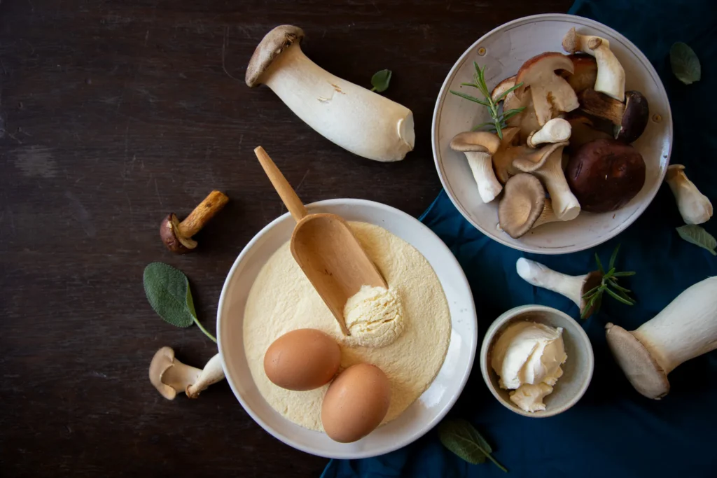 Zutaten für selbstgemachte Tortelloni: Steinpilze und Kräuterseitlinge, Eier, Hartweizengrieß und Mascarpone